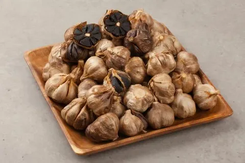 تصویر 1 از سیر سیاه کیلویی تخمیر شده طبیعی با طعم شیرین و کیفیت ثابت